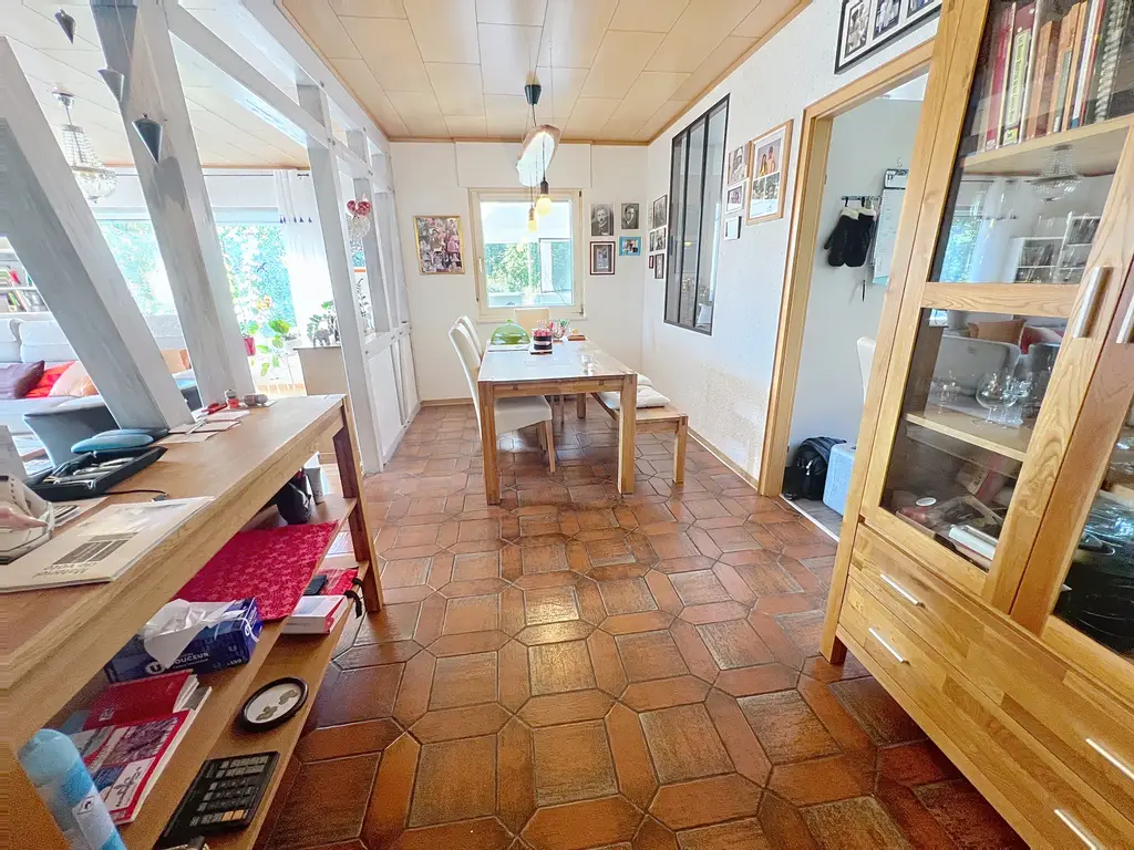Villa familiale  avec 2 appart de 4.5 et 3.5 – 2 studios, un local atelier et grande parcelle