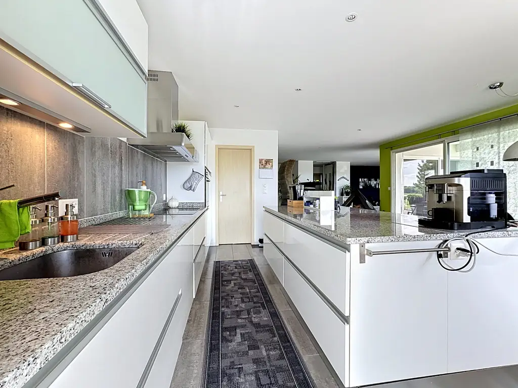 Villa de plain-pied 4.5 pièces avec piscine, jacuzzi, salle de cinéma et 3 garages box