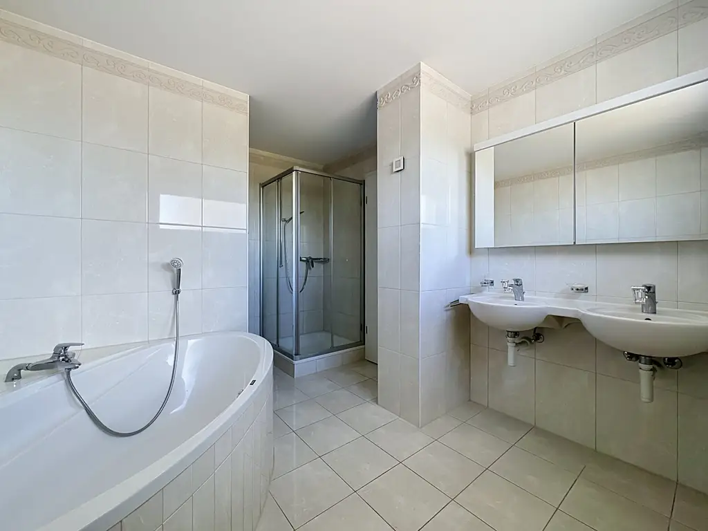Lumière, espace et belle échappée sur le lac : un appartement rénové au dernier étage