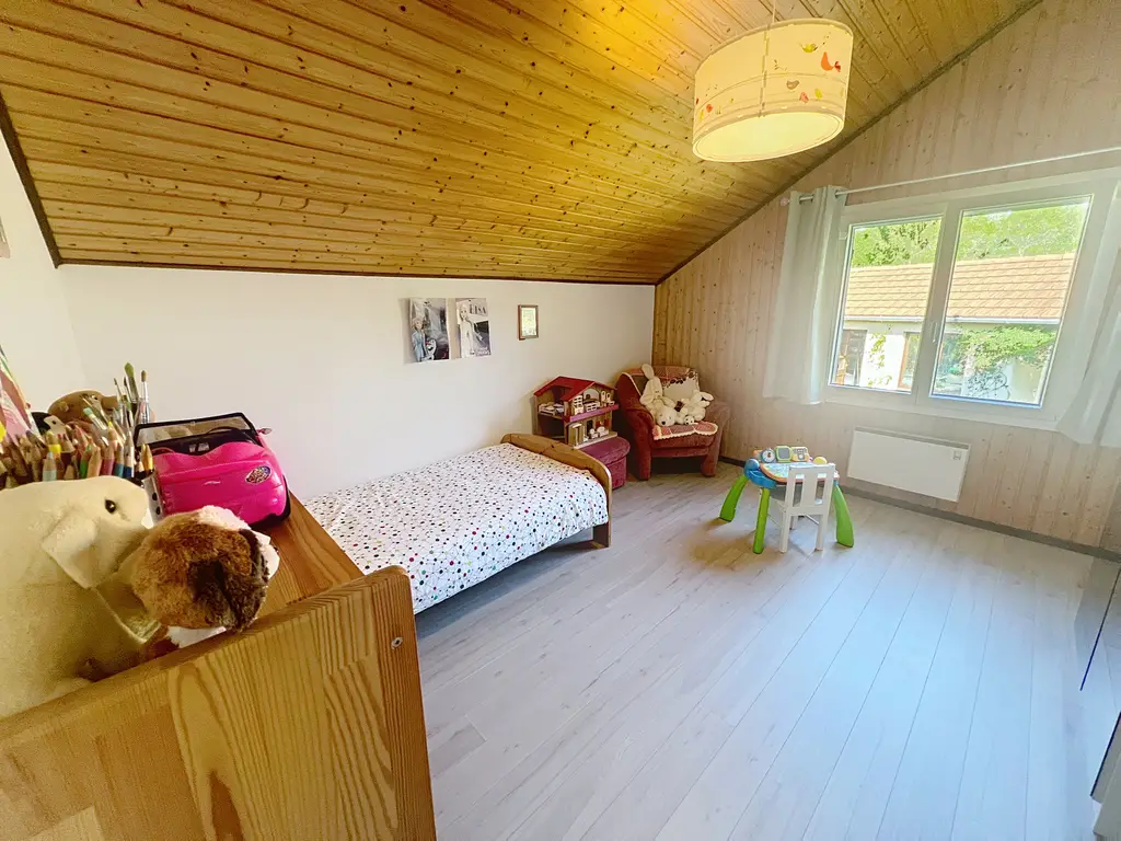 Spacieuse maison soigneusement rénovée, avec studio indépendant, dans un écrin de verdure !