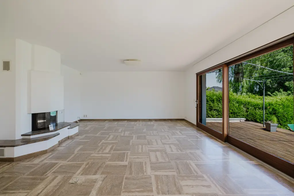 À vendre : Échenevex Villa rénovée avec piscine, vue dégagée sur les Alpes.