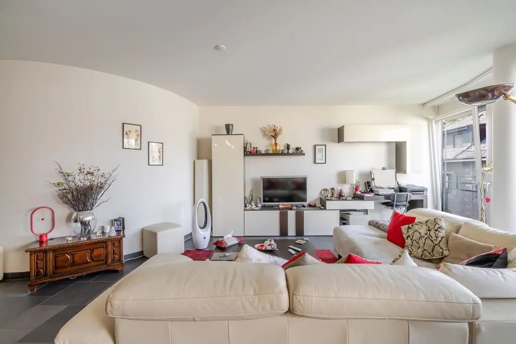Spacieux appartement traversant de 5 pièces avec terrasse et box fermé à Chêne-Bougeries