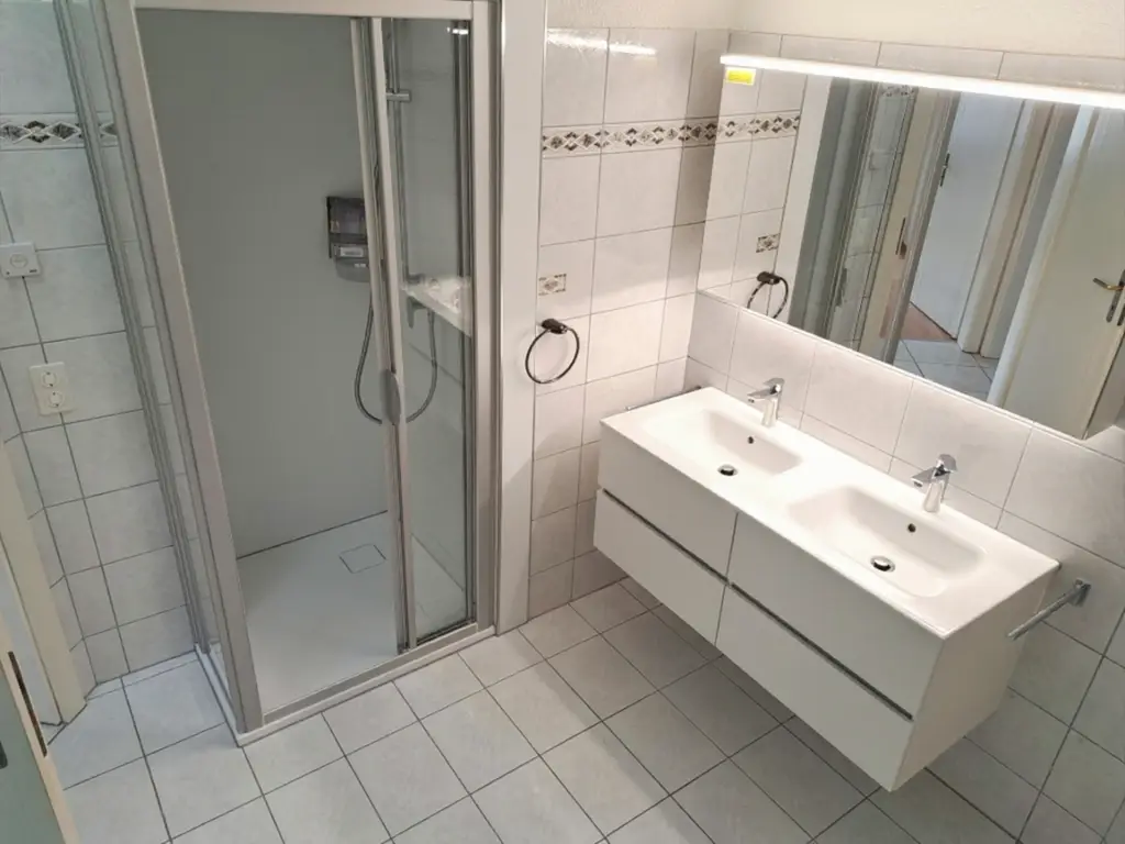 Zweistöckiges Raumwunder in Bremgarten: 6.5-Zimmer-Maisonette mit beheiztem Pavillon &amp; Bastelraum
