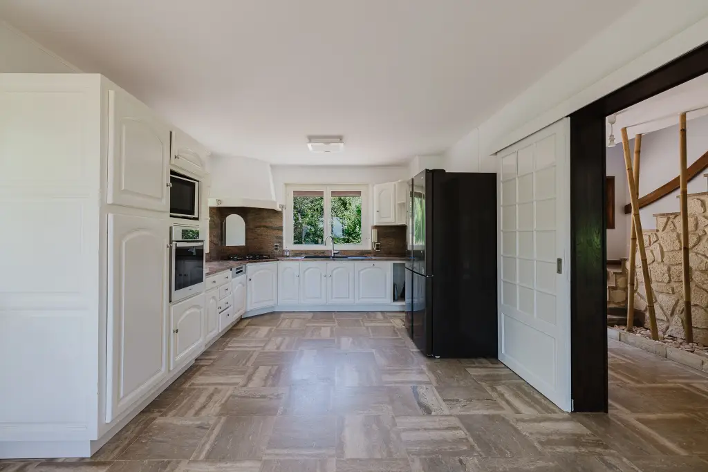 À vendre : Échenevex Villa rénovée avec piscine, vue dégagée sur les Alpes.