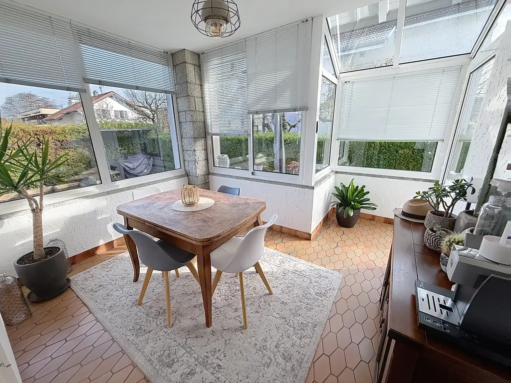 Belle propriété rénovée avec soin et grand jardin arboré