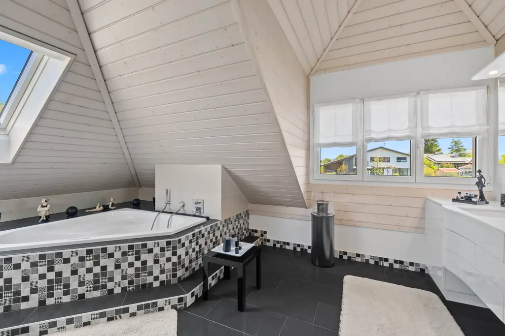 Luxuriöse Villa mit Pooloase und mediterranem Garten – Ihr Traumdomizil in ruhiger Lage