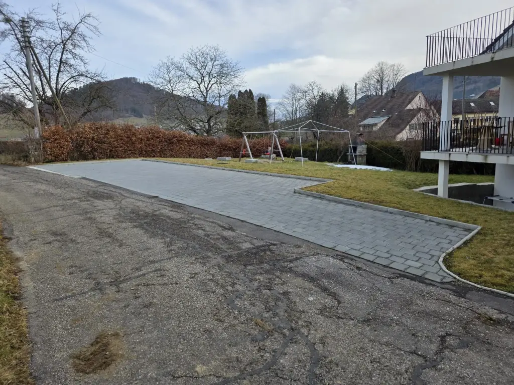 6 Aussenparkplätze, neu und eben