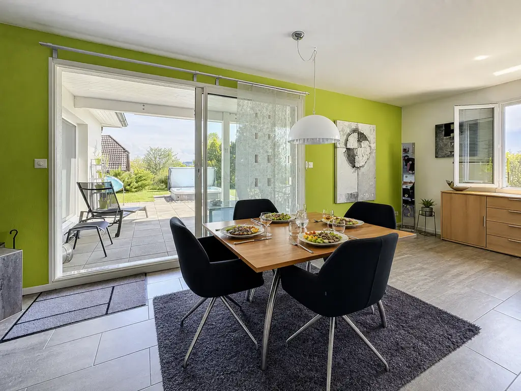Villa de plain-pied 4.5 pièces avec piscine, jacuzzi, salle de cinéma et 3 garages box