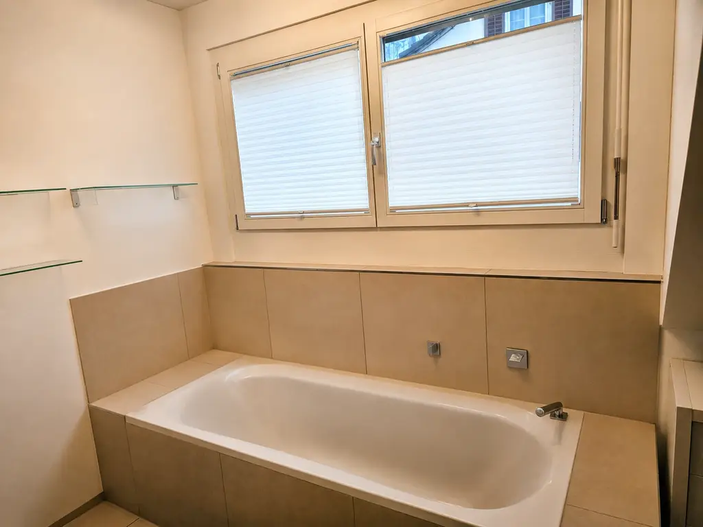 Geräumige 3.5-Zimmer Dachwohnung mit Aussicht in Weiningen