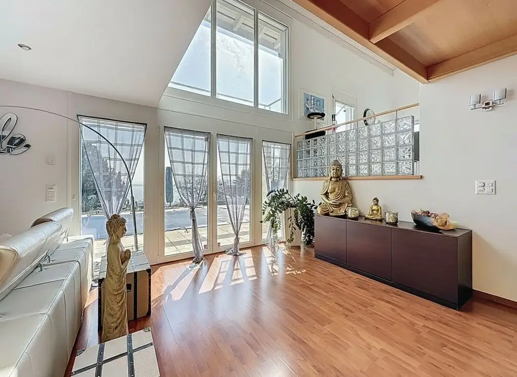 Une propriété unique entre ciel, lac et montagnes