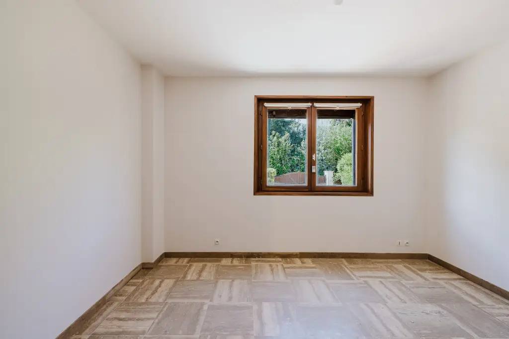 À vendre : Échenevex Villa rénovée avec piscine, vue dégagée sur les Alpes.