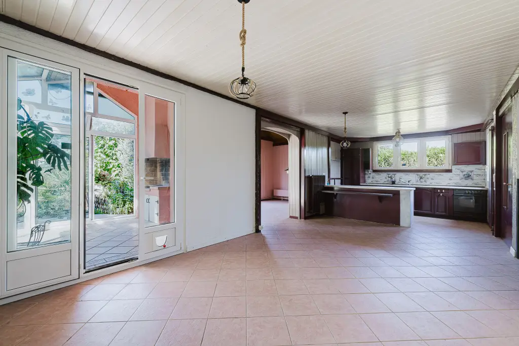 À LOUER – CHARMANTE MAISON JUMELÉE AVEC JARDIN ET VÉRANDA À ONEX (GE)