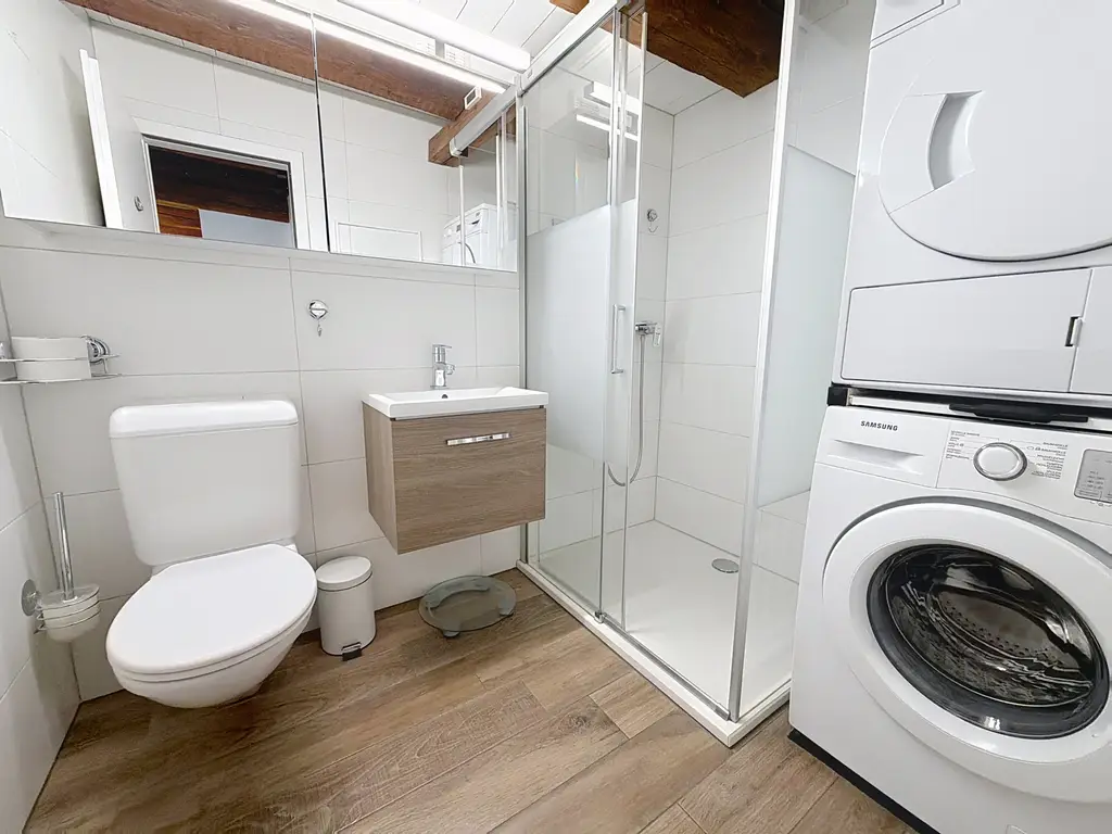 Magnifique appartement au centre de Peseux. Calme, sérénité à 2 pas des transports des écoles et des commerces.