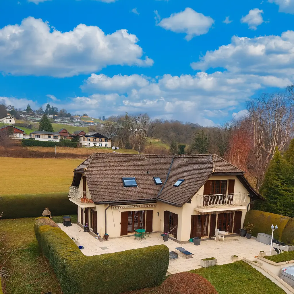 Villa Individuelle avec studio indépendant • Vue Lac &amp; Alpes • Jacuzzi pour des Instants d’Exception