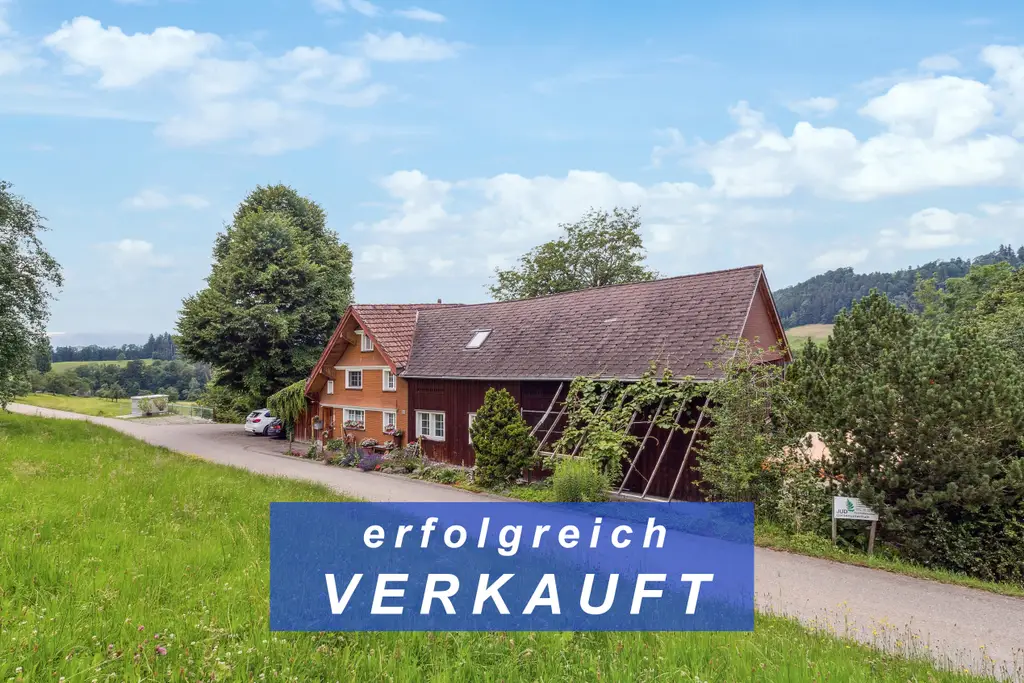 VERKAUFT &#8211; Traumhaftes Bauernhaus an sonniger, ruhiger Lage mit Schwimmteich