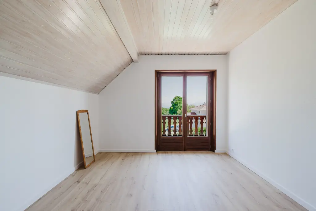 À vendre : Échenevex Villa rénovée avec piscine, vue dégagée sur les Alpes.