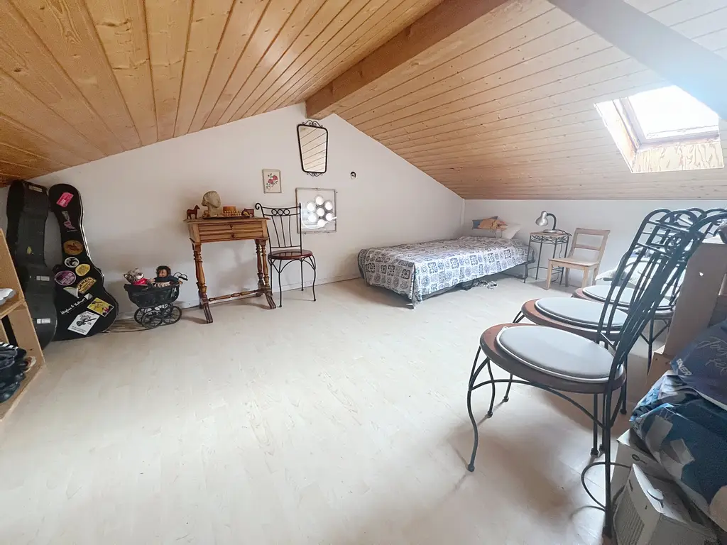 Au cœur d’Yvonand – Charmante maison de 3,5 pièces avec jardin verdoyant et terrasse ensoleillée à remettre au goût du jour