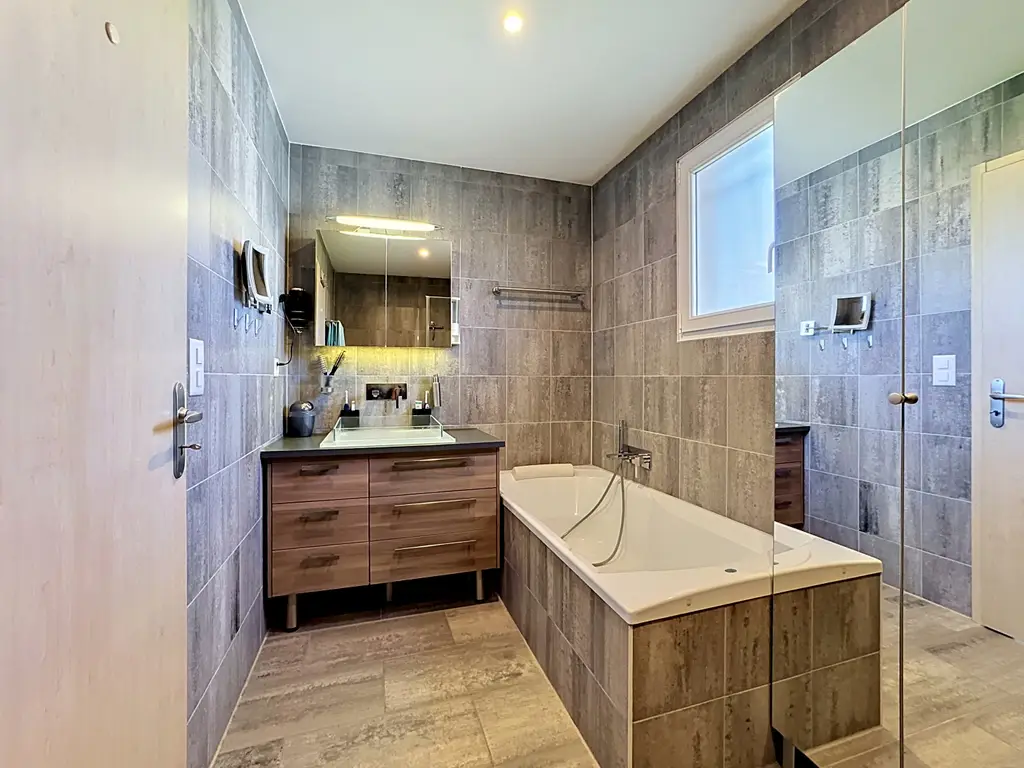 Villa de plain-pied 4.5 pièces avec piscine, jacuzzi, salle de cinéma et 3 garages box