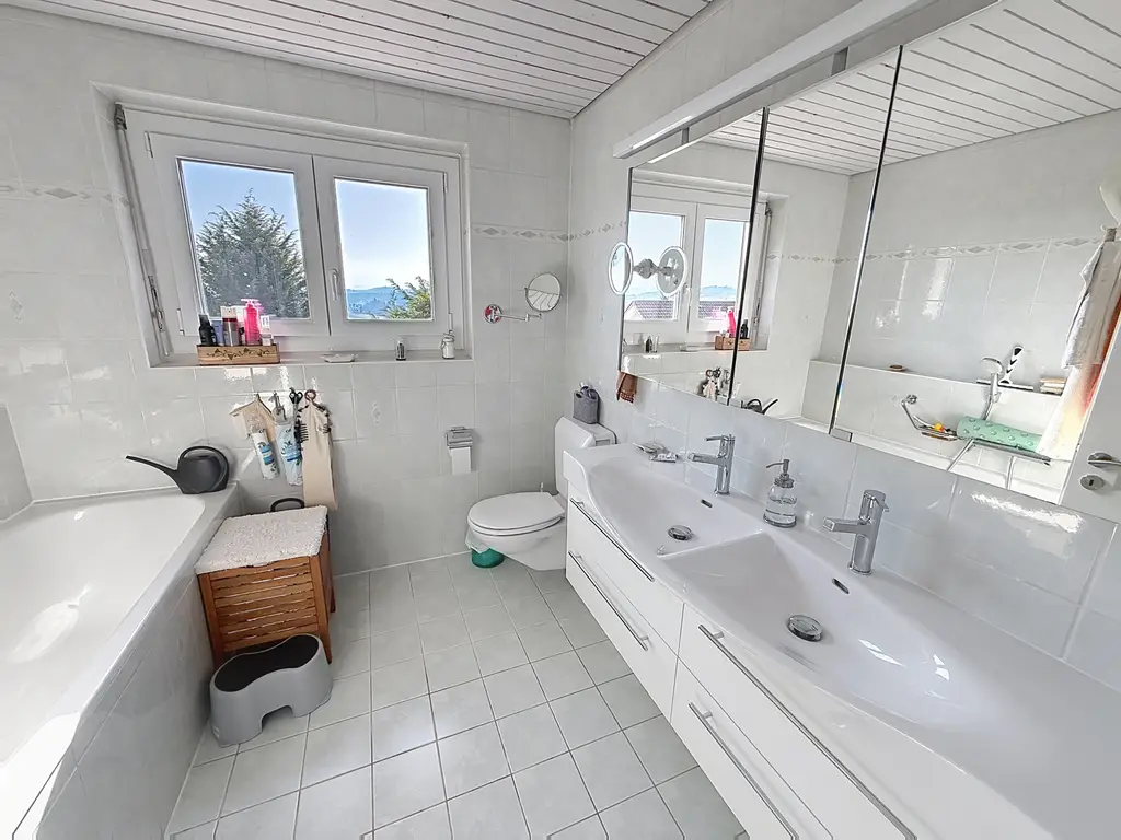 Belle maison familiale de 6,5 pièces avec véranda, jardin arboré et panneaux solaires – Ursy (FR)