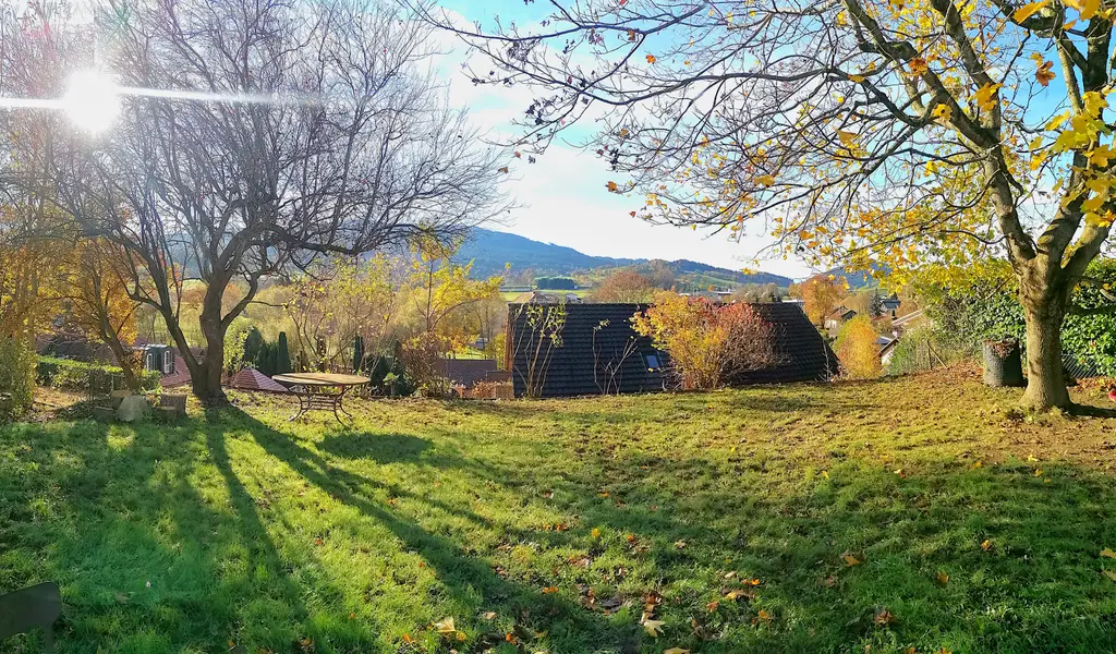 GRANDE VILLA LUMINEUSE ET AU CALME. JARDIN SUR DEUX NIVEAUX. LE MOURET (FR)