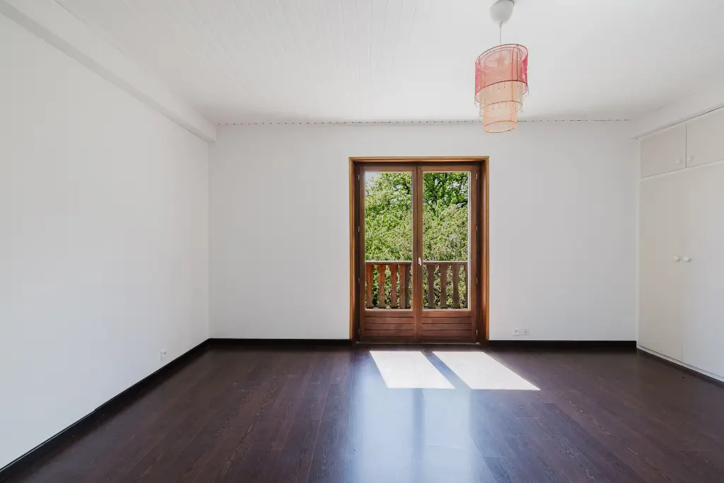 À vendre : Échenevex Villa rénovée avec piscine, vue dégagée sur les Alpes.