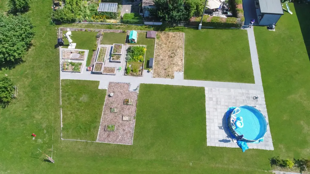 Grand jardin, terrasse, piscine, potager et bien plus &#8230; proche de la plage !