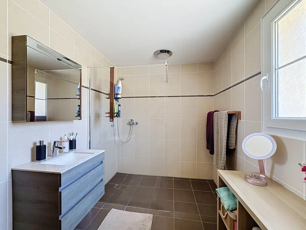 Havre de verdure au cœur du village de Molondin – élégante maison familiale aux volumes généreux