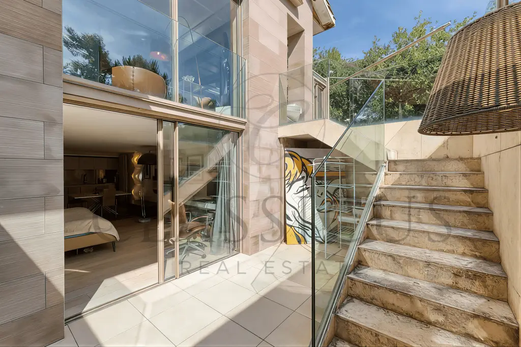 Une maison de famille rare avec jardin, bassin de nage et env. 440 m² utiles