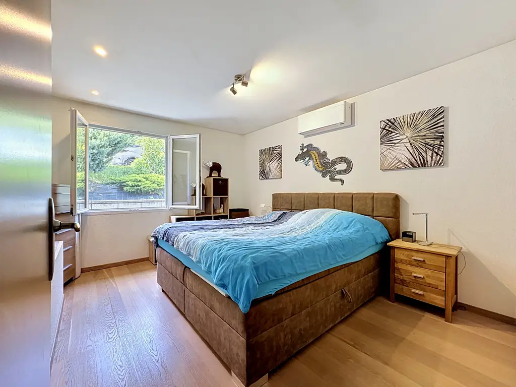 Villa de plain-pied 4.5 pièces avec piscine, jacuzzi, salle de cinéma et 3 garages box