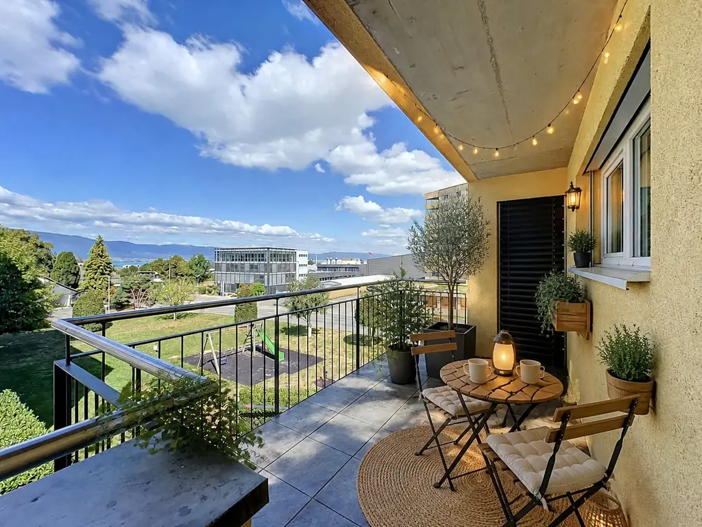 Lumière, espace et belle échappée sur le lac : un appartement rénové au dernier étage