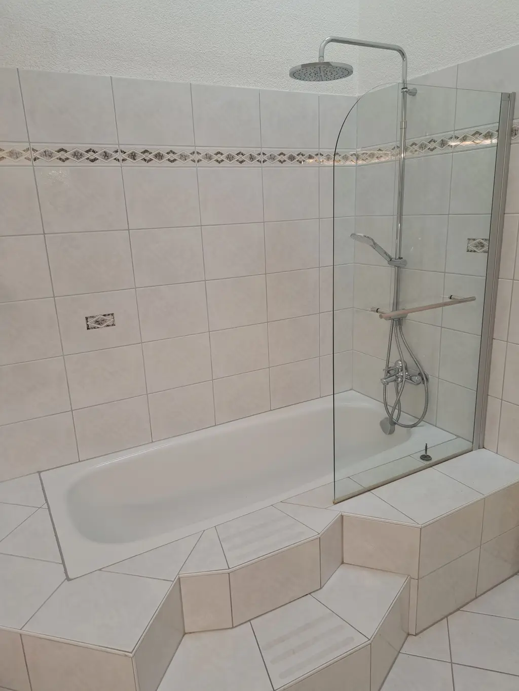 Zweistöckiges Raumwunder in Bremgarten: 6.5-Zimmer-Maisonette mit beheiztem Pavillon &amp; Bastelraum