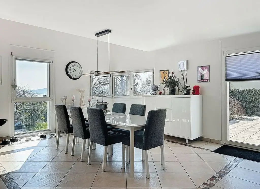 Une propriété unique entre ciel, lac et montagnes