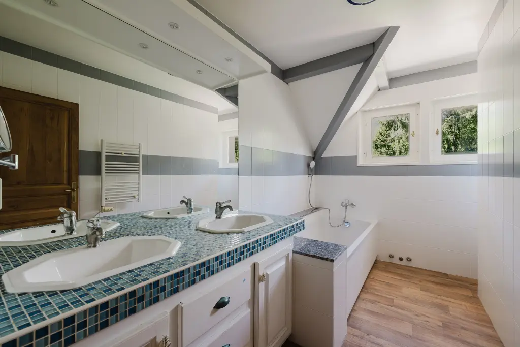 À vendre : Échenevex Villa rénovée avec piscine, vue dégagée sur les Alpes.