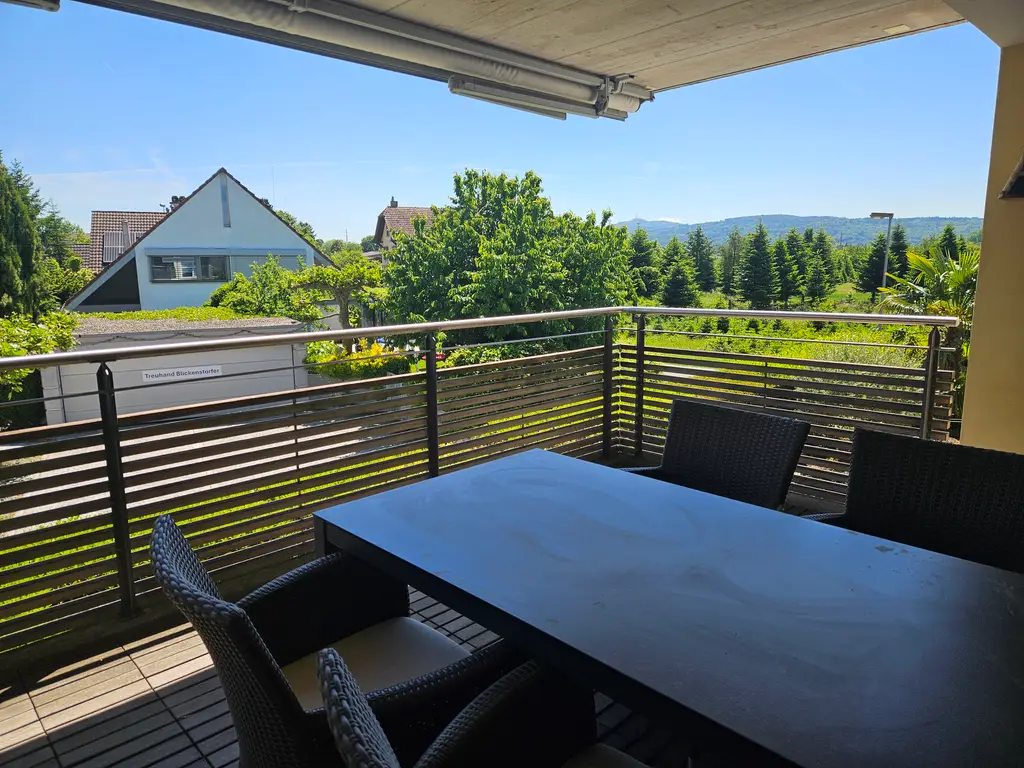 Geräumige 3.5-Zimmer Dachwohnung mit Aussicht in Weiningen