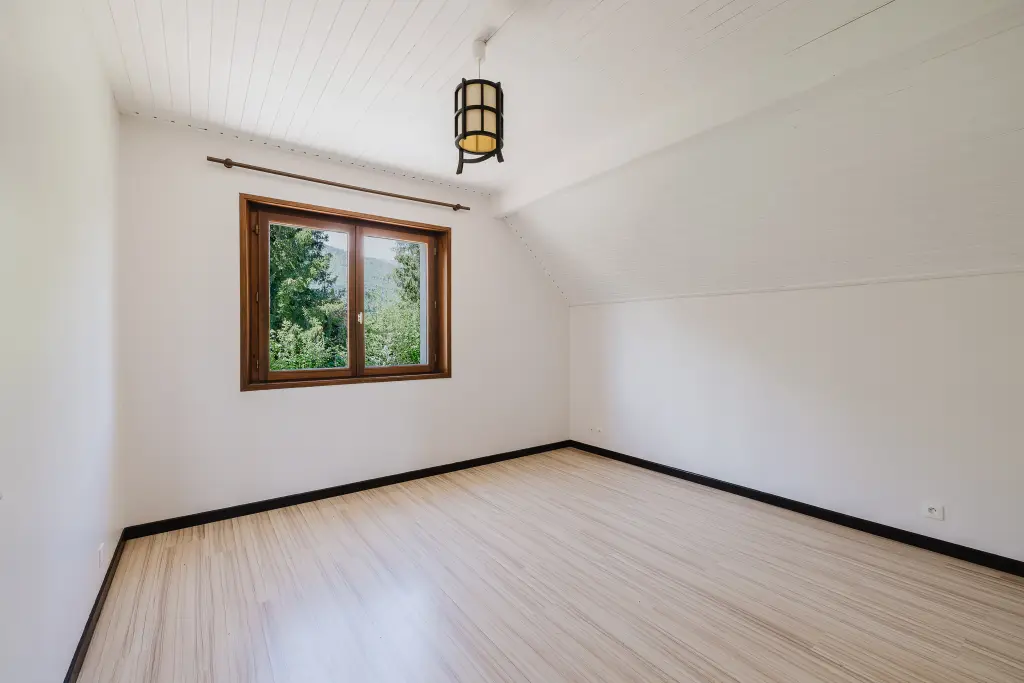 À vendre : Échenevex Villa rénovée avec piscine, vue dégagée sur les Alpes.