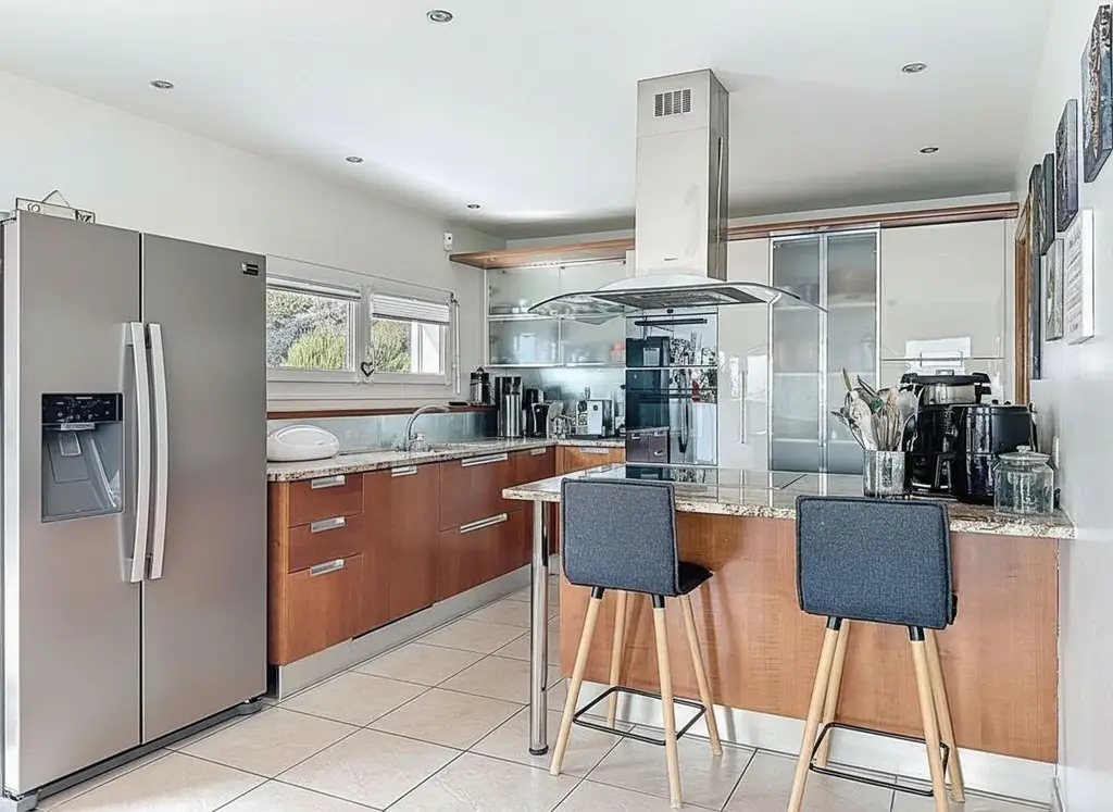 Une propriété unique entre ciel, lac et montagnes