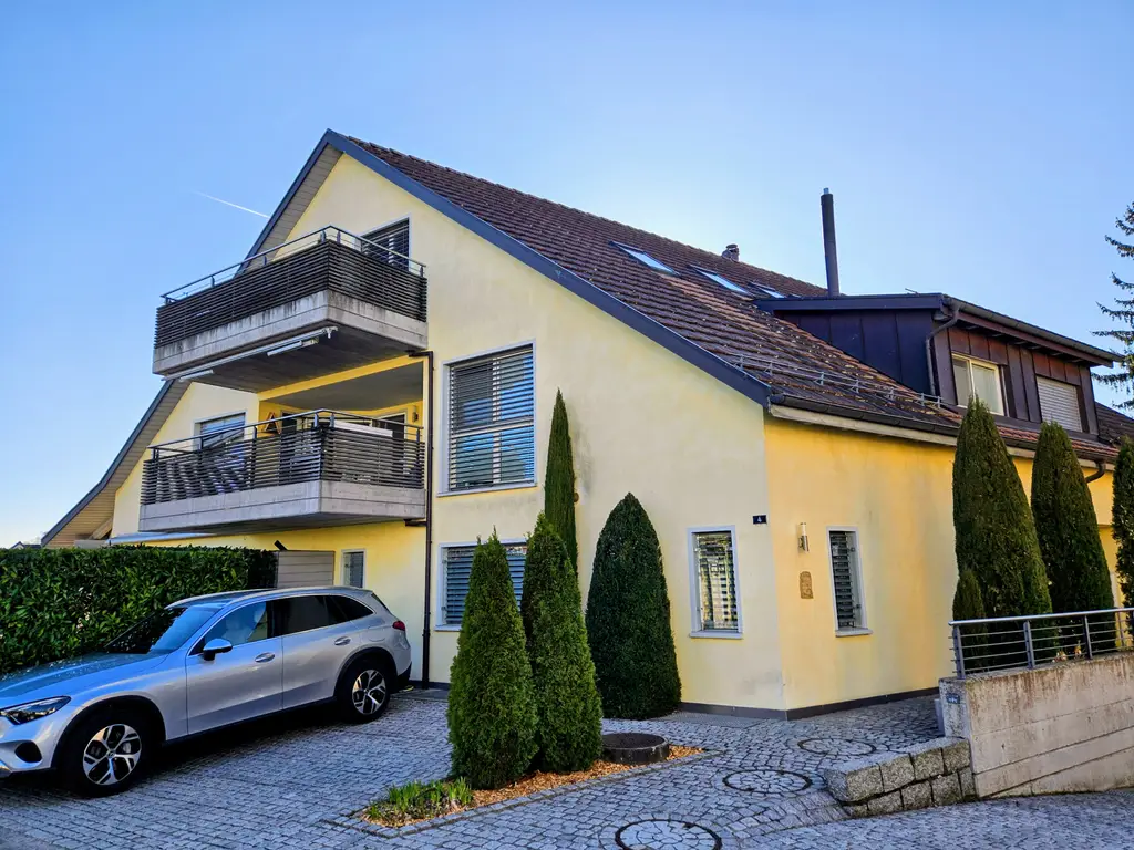 Geräumige 3.5-Zimmer Dachwohnung mit Aussicht in Weiningen