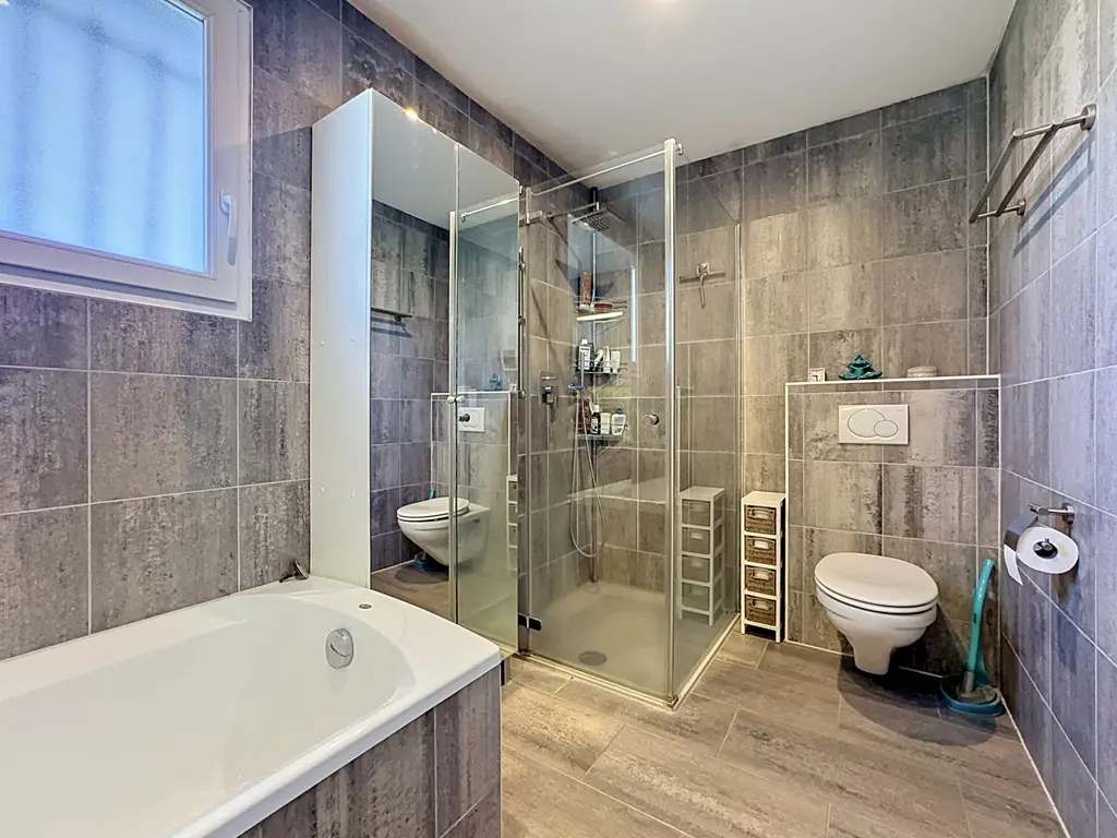 Villa de plain-pied 4.5 pièces avec piscine, jacuzzi, salle de cinéma et 3 garages box