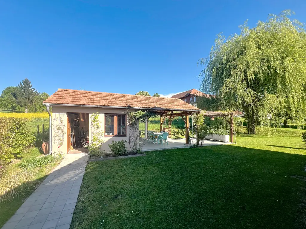 Spacieuse maison soigneusement rénovée, avec studio indépendant, dans un écrin de verdure !
