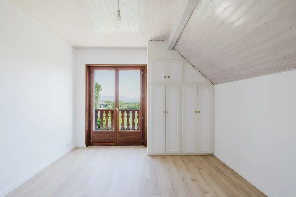 À vendre : Échenevex Villa rénovée avec piscine, vue dégagée sur les Alpes.