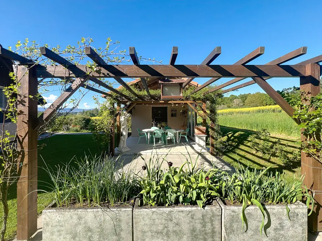 Spacieuse maison soigneusement rénovée, avec studio indépendant, dans un écrin de verdure !