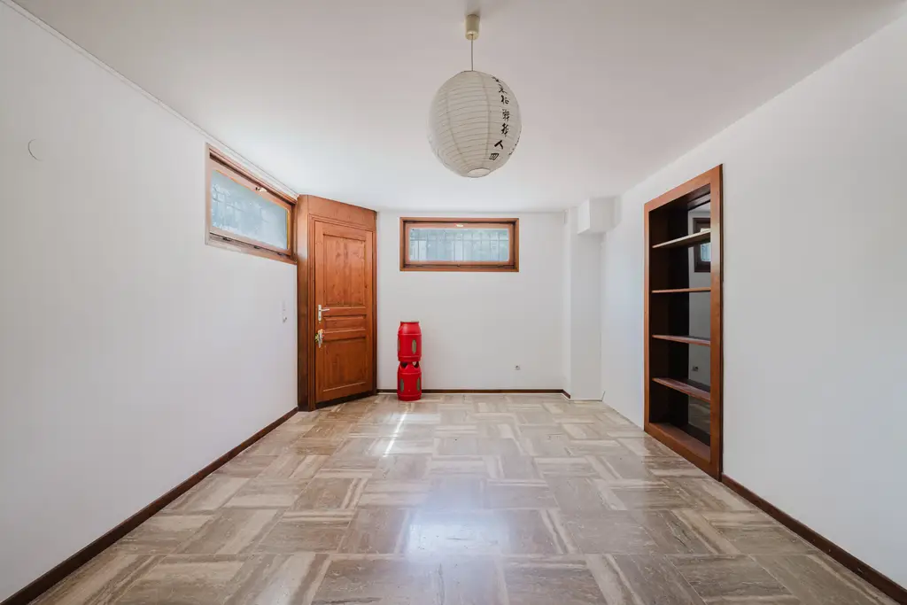 À vendre : Échenevex Villa rénovée avec piscine, vue dégagée sur les Alpes.