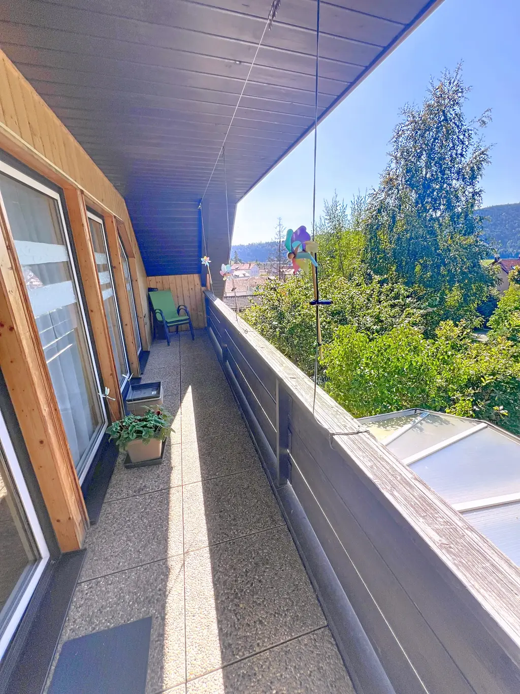Villa familiale  avec 2 appart de 4.5 et 3.5 – 2 studios, un local atelier et grande parcelle