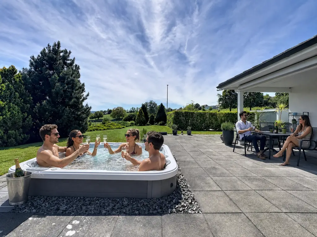 Villa de plain-pied 4.5 pièces avec piscine, jacuzzi, salle de cinéma et 3 garages box