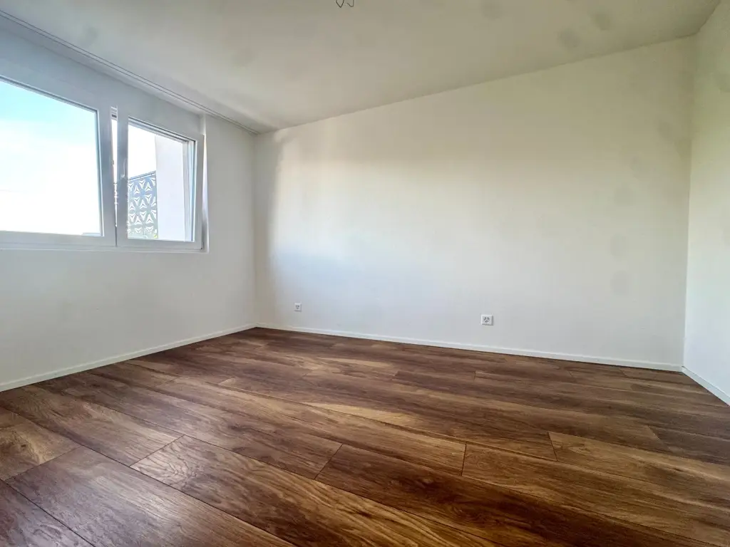 Neuwertig und hell mit grossem Balkon