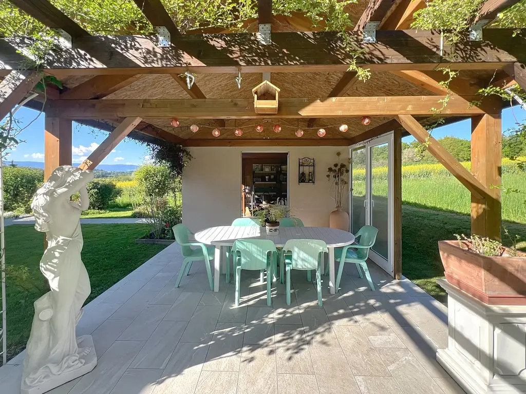 Spacieuse maison soigneusement rénovée, avec studio indépendant, dans un écrin de verdure !