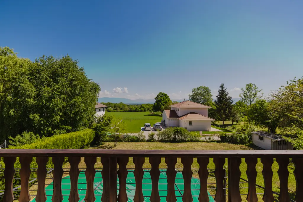 À vendre : Échenevex Villa rénovée avec piscine, vue dégagée sur les Alpes.