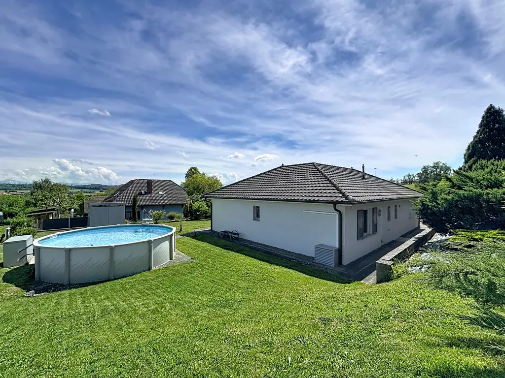 Villa de plain-pied 4.5 pièces avec piscine, jacuzzi, salle de cinéma et 3 garages box