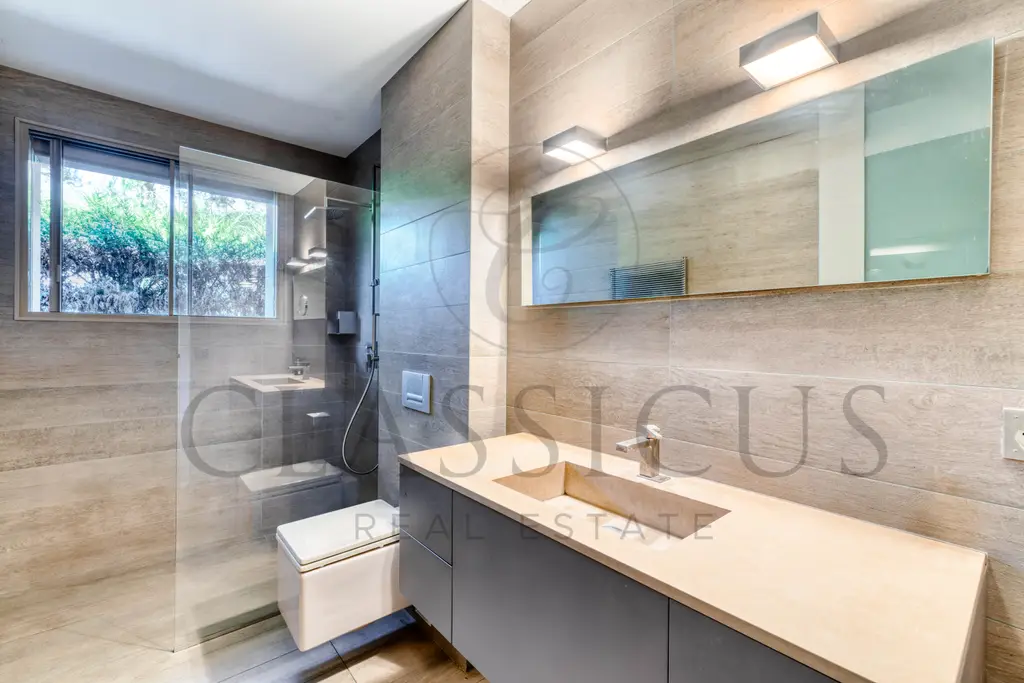 Une maison de famille rare avec jardin, bassin de nage et env. 440 m² utiles
