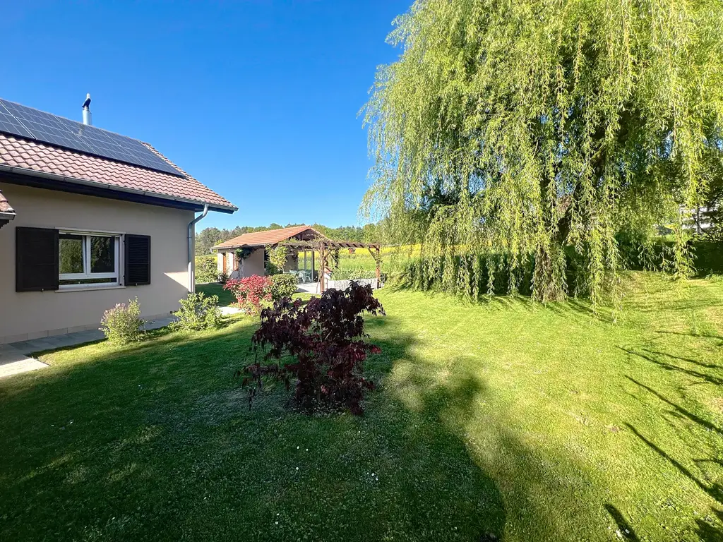 Spacieuse maison soigneusement rénovée, avec studio indépendant, dans un écrin de verdure !
